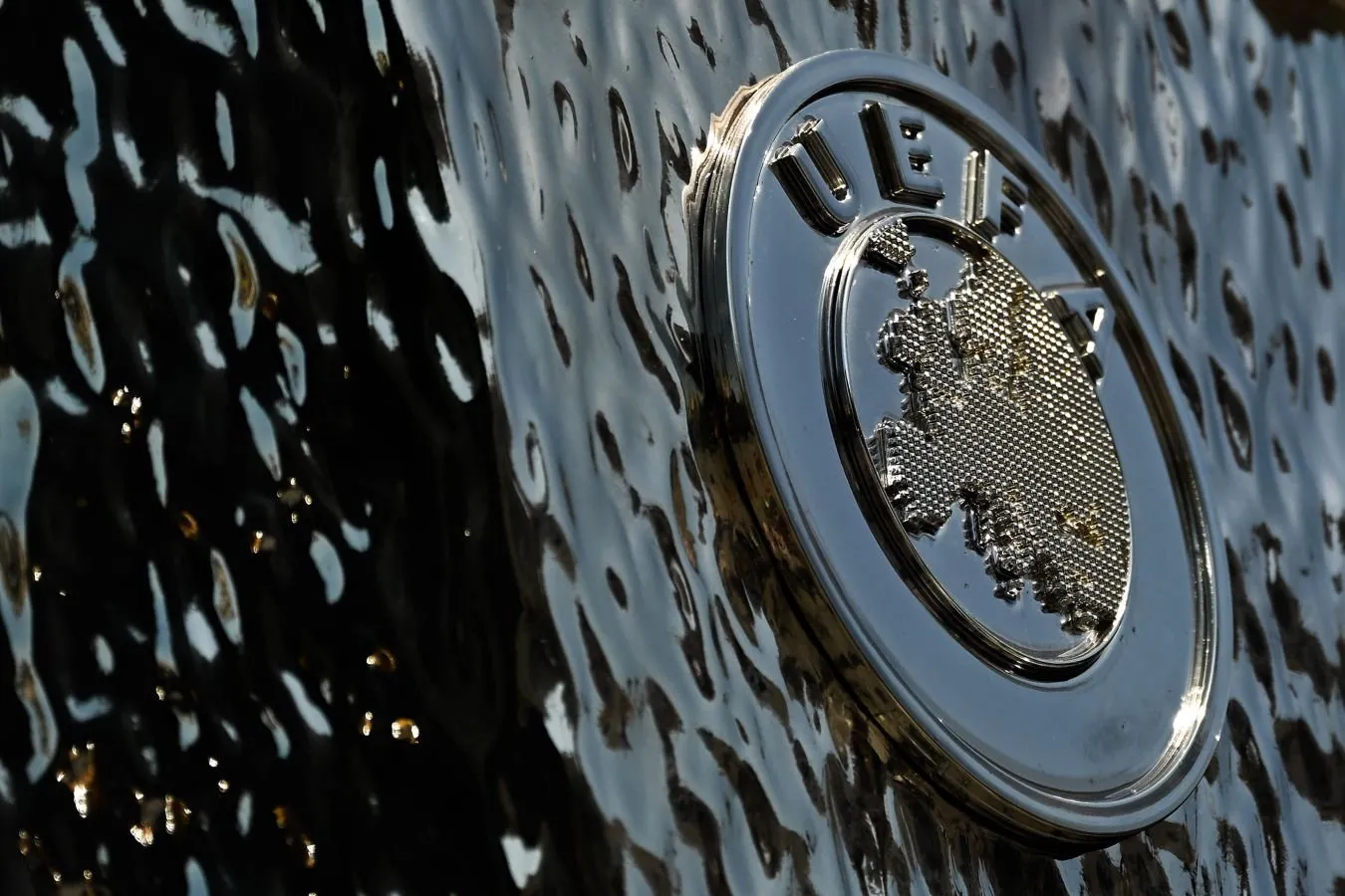 UEFA jahon chempionatiga bo'lgan huquqlarni sotish mojarosidan keyin FIFA va Infantinoni sudga berish bilan tahdid qilmoqda