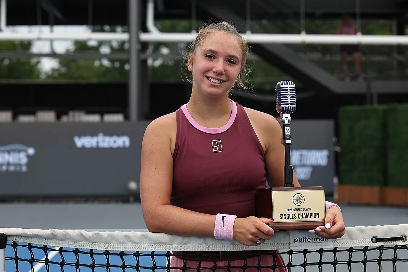 16 yoshli Lutova WTA turnirida g'alaba qozondi, "Spartak" RPLda "Axmat" ni mag'lub etdi. Ertalab asosiy narsa