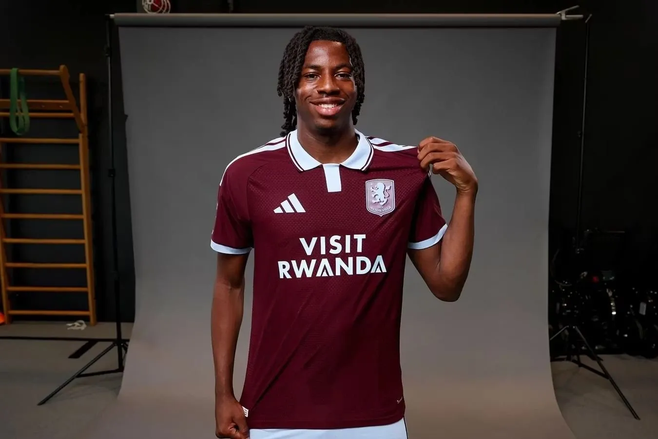 Yangi kelgan" Aston Villa " Manzambi UEFA Superkubogi uchun o'yinni o'tkazib yuboradi-Athletic