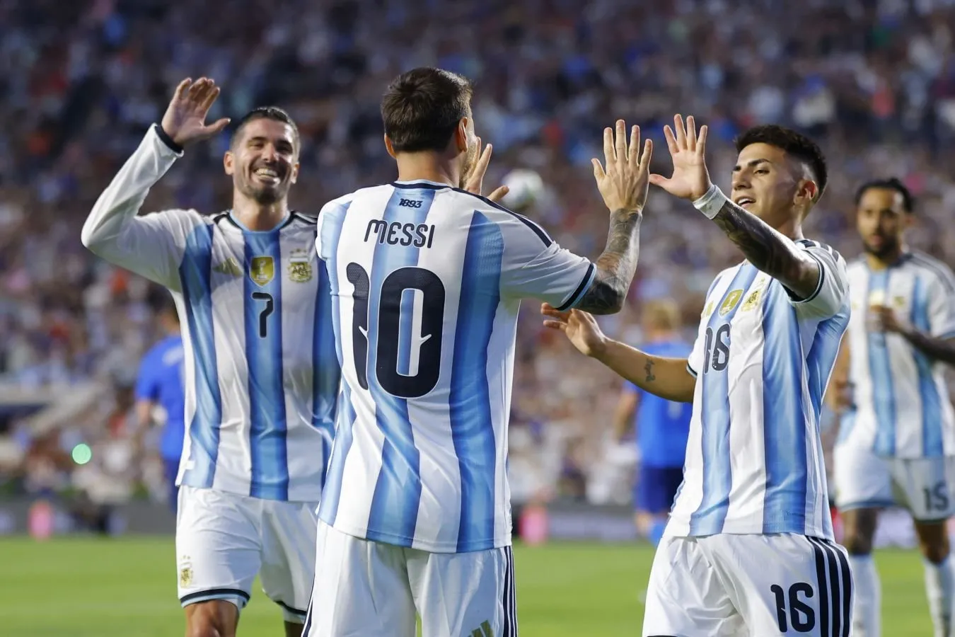 Argentina jahon chempionatida Angliya ustidan qozonilgan g'alabani nishonlash uchun milliy futbol jamoalari kunini tashkil etdi