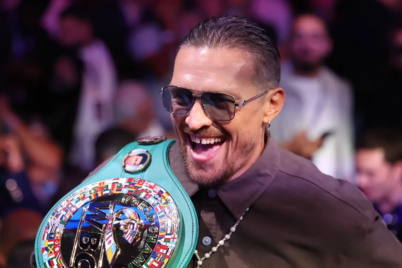 Usik sobiq jahon chempioni bilan vidolashuv jangi haqida Zuffa Boxing bilan muzokaralar haqida gapirdi