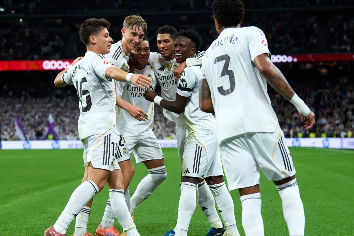 "Asr klubi". Chicharito " Manchester Yunayted "va"Real" o'rtasidagi asosiy farqni aytib o'tdi