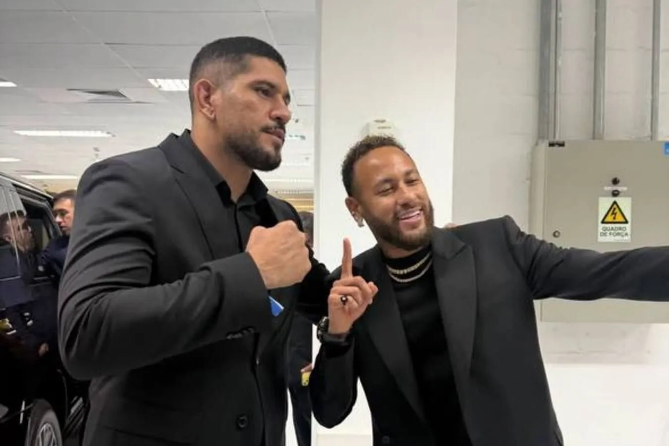 Neymar auksionda Pereyra va Oliveyra bilan uchrashgani uchun 60,5 ming dollar to'ladi.