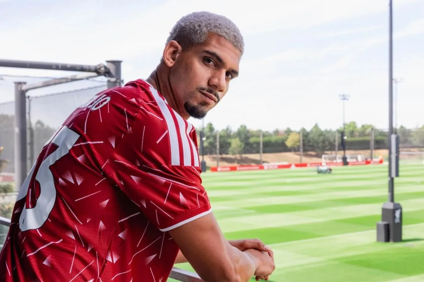 "Liverpul" ning yangi futbolchisi Ronald Arauxo van Deyk bilan birgalikda o'yinni kutish haqida gapirdi