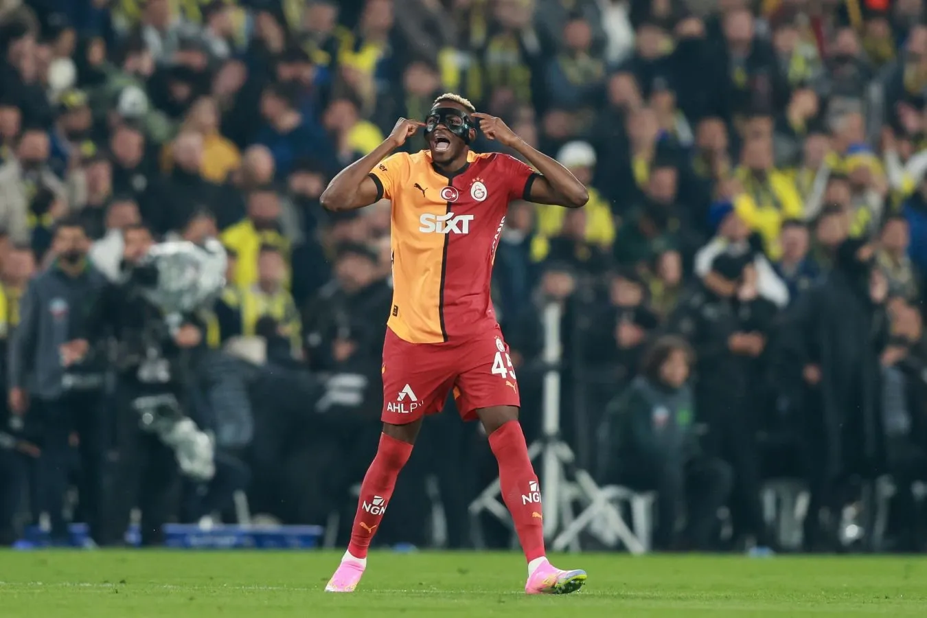 "Arsenal" va "Galatasaray" Osimxenning "The Telegraph" transferini muhokama qilishdi