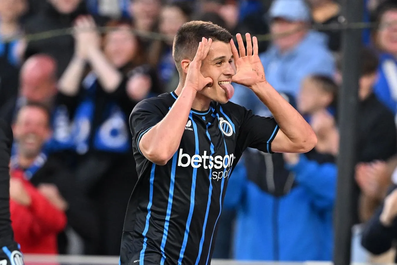 "Chelsi" va "Manchester Yunayted" Germaniya terma jamoasining U21 — Caught ofside forvardini nishonga oldi