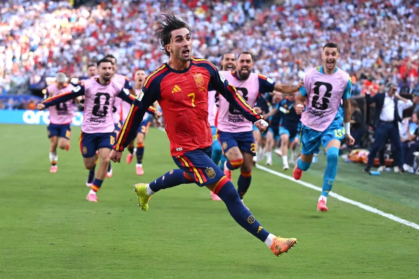 Ferran Torres va yana bir futbolchi PSJ — romanoda tibbiy ko'rikdan o'tish uchun Parijga uchib ketishdi