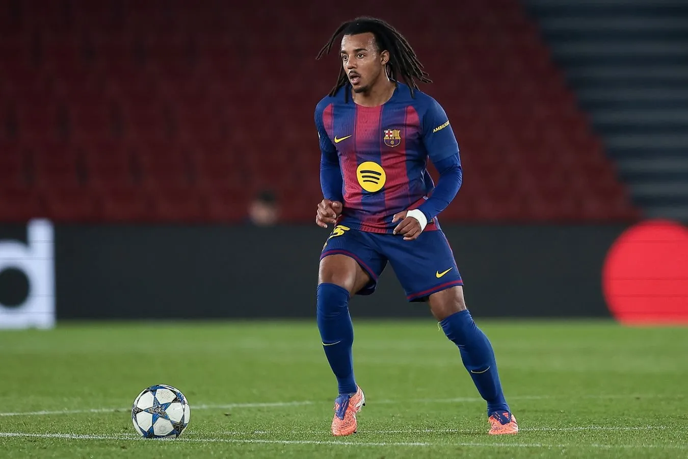 "Liverpul ""Barselona" himoyachisini sotib olish imkoniyatini o'rganmoqda-Mundo Deportivo