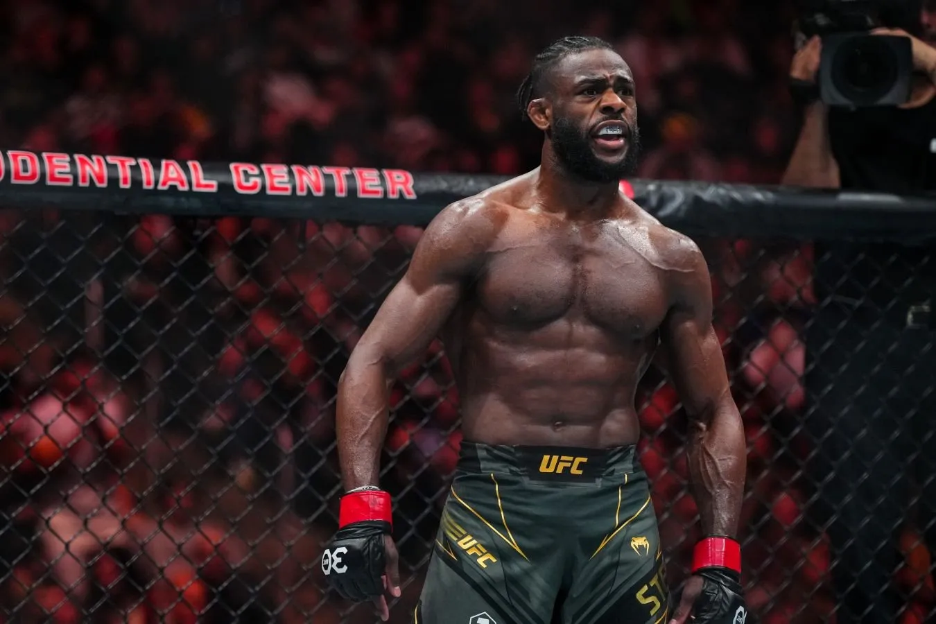 Aljamain Sterling: men jon Jons emasman, lekin jangdan bir kun oldin ichaman. Odamlar meni psixo deb bilishadi
