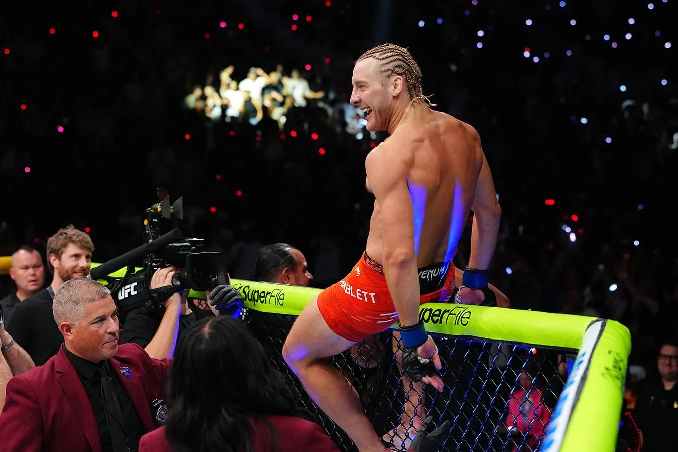 NSAC UFC 329 da Holloway, Pimblett va Stivsonni qafasdan sakrab o'tgani uchun jarimaga tortishi mumkin