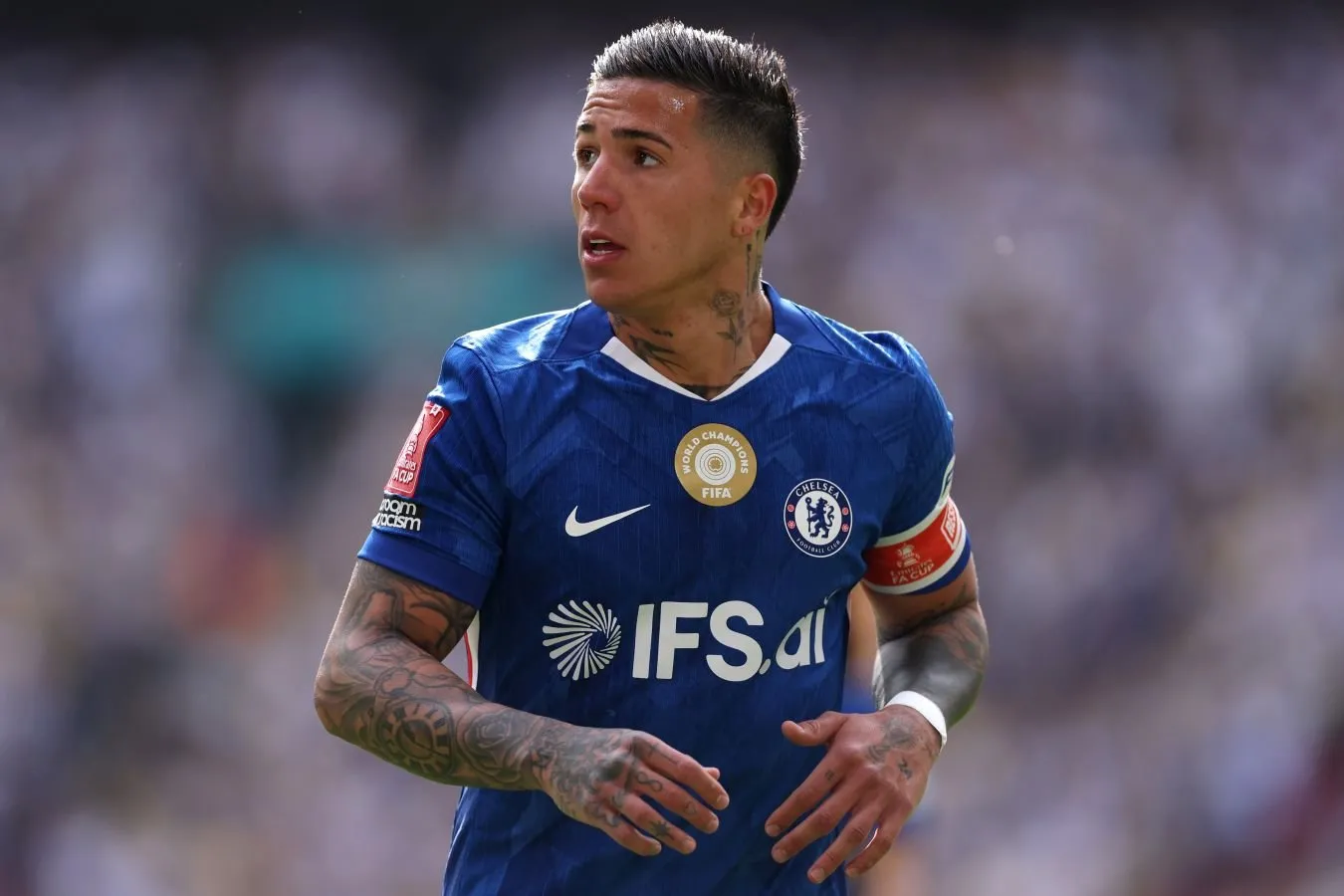 Enzo Fernandes "Chelsi" dan "Manchester Siti" ga o'tishni davom ettirmoqda — Skyra